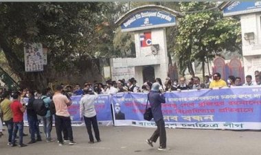 ভাস্কর্য ভাঙচুরের প্রতিবাদে চলচ্চিত্র শিল্পীদের মানববন্ধন