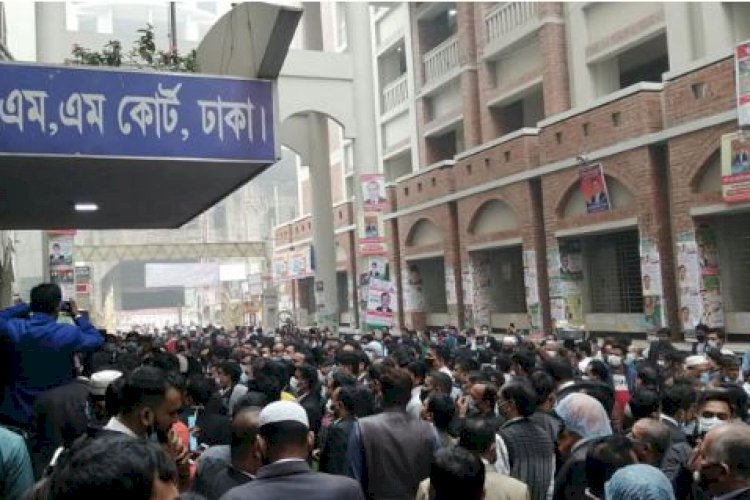 এজলাসে তালা, বিচারকের অপসারণ চেয়ে বিক্ষোভ