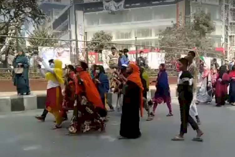 সড়ক অবরোধ করে পোশাক শ্রমিকদের বিক্ষোভ