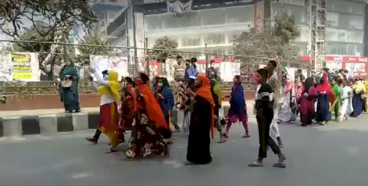 সড়ক অবরোধ করে পোশাক শ্রমিকদের বিক্ষোভ