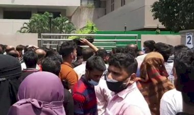 সৌদি এয়ারলাইন্সের সামনে প্রবাসীদের ভীড়