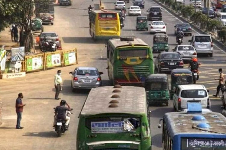 লকডাউন : সড়কে যাত্রীর তুলনায় গণপরিবহন বেশি