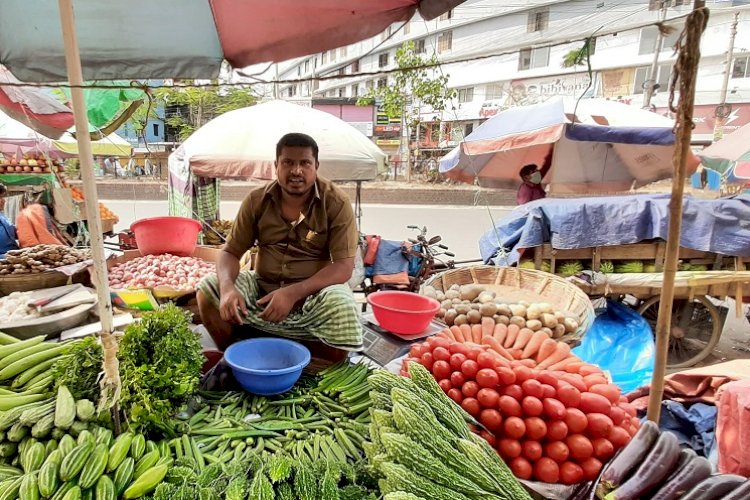 ‘তরকারি লইয়া বইয়া আছি কাস্টমার নাই’