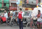 রাজধানীর যানযট নিরসনে ট্রাফিক পুলিশকে সহায়তা করছে রেড ক্রিসেন্টের স্বেচ্ছাসেবকরা