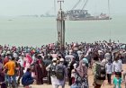 গ্রামের দিকে ছুটছে মানুষ, রুখবে তাদের কে?