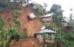 সারাদেশে ভারী বর্ষণ, পাহাড় ধসের শঙ্কা 