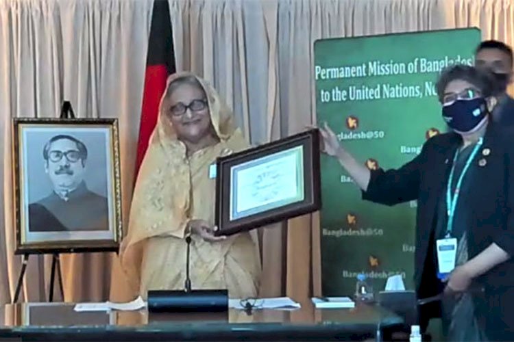 প্রধানমন্ত্রীকে জাতিসংঘের এসডিজি অগ্রগতি পুরস্কার প্রদান