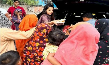 পথে পথে ঘুরে ইফতার বিতরণ করলেন মডেল স্নিগ্ধা চৌধুরী