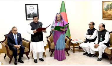 লালমনিরহাট জেলা পরিষদের চেয়ারম্যানকে শপথবাক্য পাঠ করালেন প্রধানমন্ত্রী