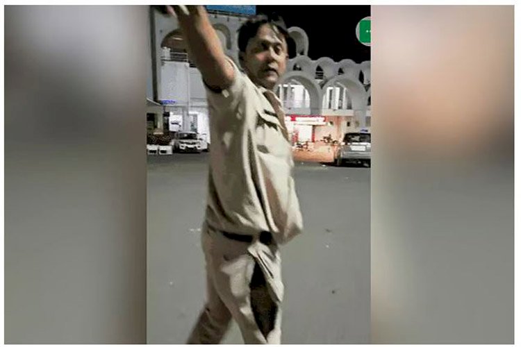ভারতে সংখ্যালঘু সম্প্রদায়ের এক পুলিশ সদস্যের ওপর হামলা