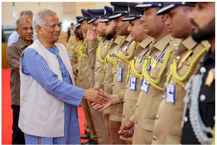 মানুষের আস্থা ফিরিয়ে আনতে পুলিশের প্রতি প্রধান উপদেষ্টার আহ্বান