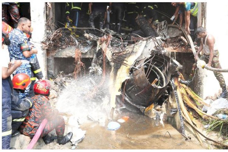 উত্তরায় বিমান বাহিনীর প্রশিক্ষণ বিমান বিধ্বস্ত : নিহত বেড়ে ২০, আহত ১৭১